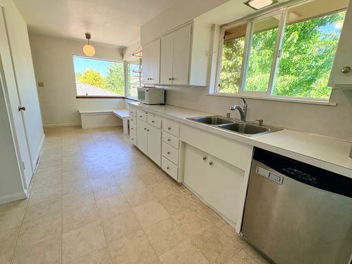 Building Photo - 5 Bed/1.5 Bath Beacon Hill Home with Gorgeous Views!