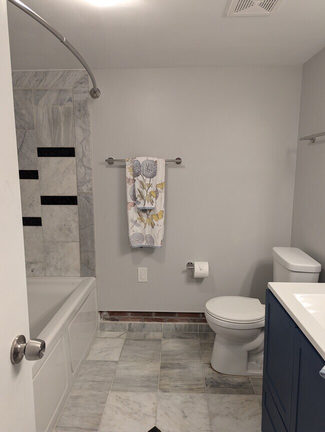 Baño con bañera de hidromasaje - 2024 N Calvert St