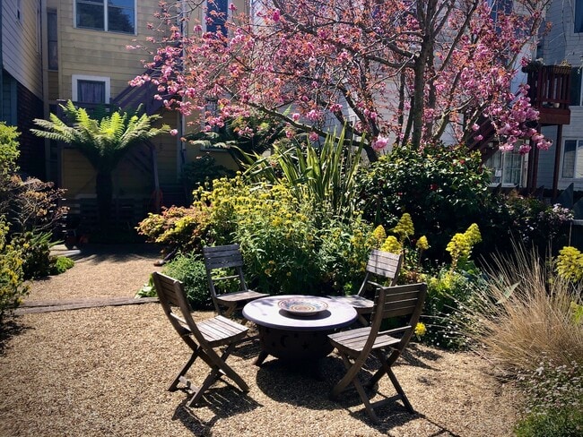 Garden seating with firepit - 1528 Fulton Street Apartment