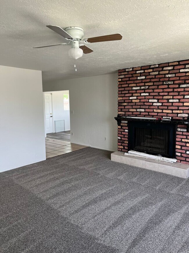 Building Photo - Spacious and Charming 4-Bedroom Home in Ta...