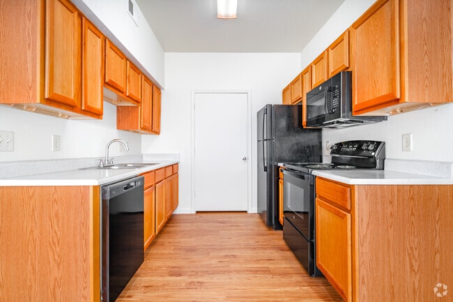 2BR, 2BA - 1079SF - Ktichen - Terraces at Cibolo