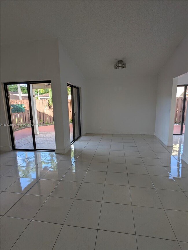 Foto del edificio - 6551 NW 170th Terrace