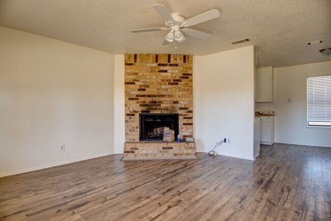 Foto del edificio - AVAILABLE NOW! *MORE PHOTOS COMING SOON*