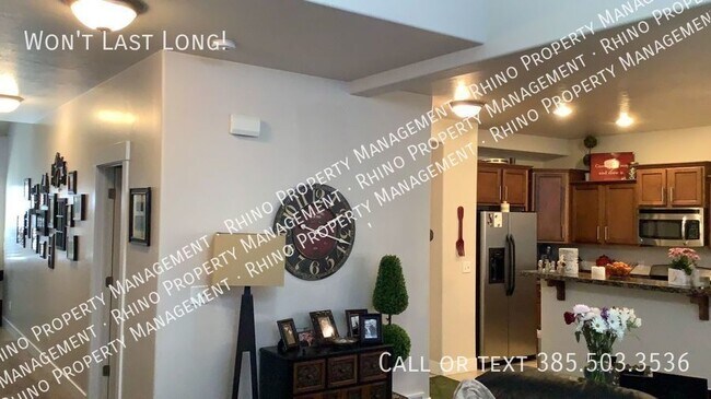 Foto del edificio - 3 Bed/3.5 Bath End Unit Townhouse in Sandy