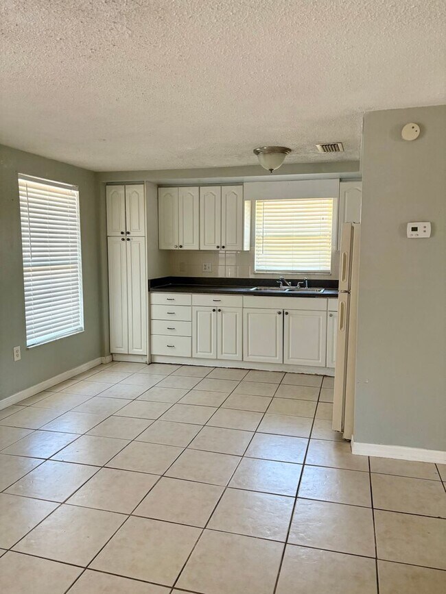 Building Photo - 2/1 Close to Downtown New Port Richey