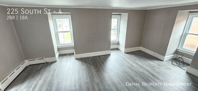 Building Photo - 3rd Floor: 2 Bedroom/ 1 Bathroom Apartment...