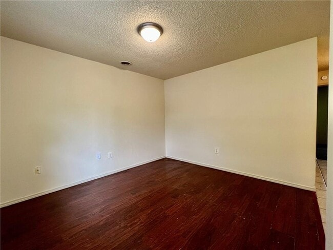 Building Photo - 2308 N Raven Ln