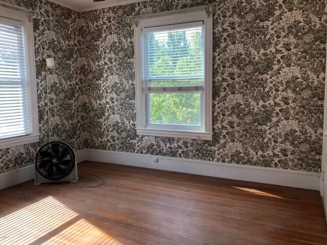 Foto del edificio - 446 Tyler St