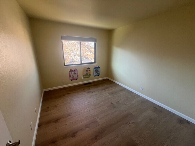 Foto del edificio - Beautiful 3 bed 2.5 bath Townhouse in Campbell with AC. This is a must see.