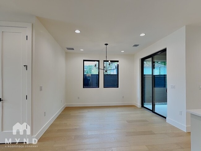 Building Photo - 1119 Mahan Dr