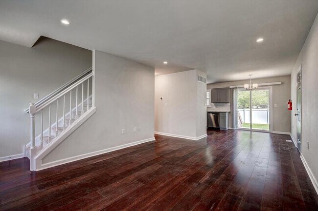 Building Photo - 114 Sunset Dr