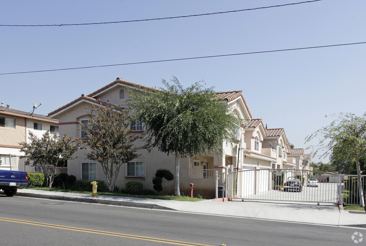 Foto principal - 820-836 N Citrus Dr