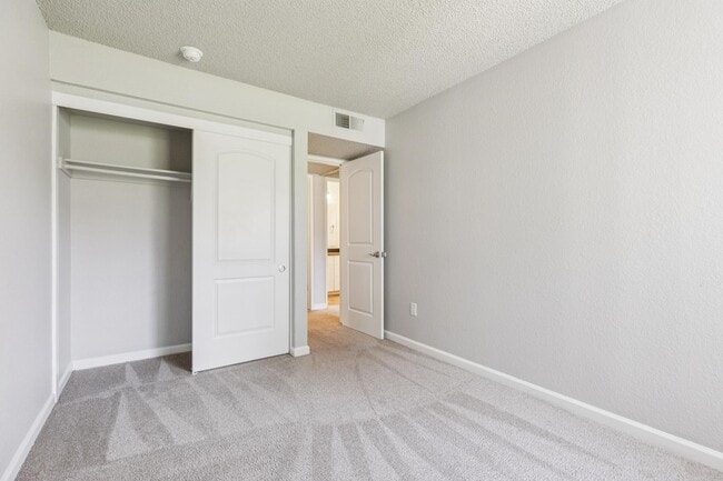 Building Photo - Plum Tree Apartment Homes