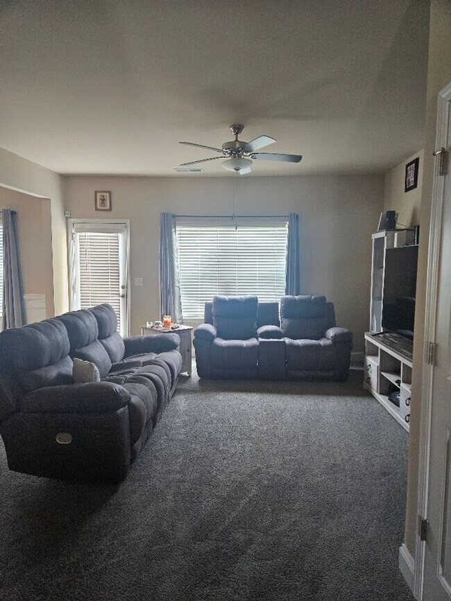 Building Photo - Charming 4 Bedroom Home in Hampton, GA – A...