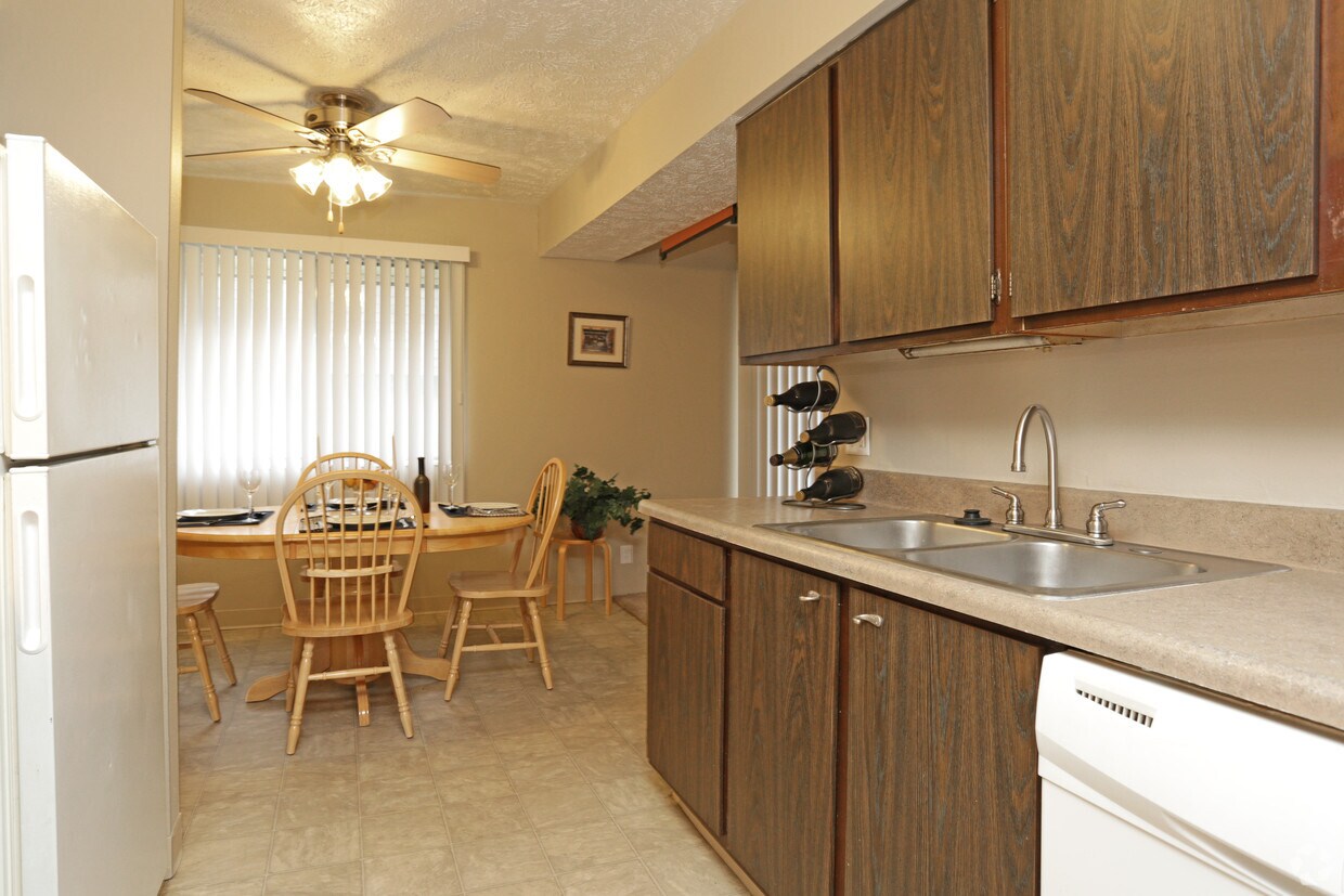 Cottonwood Apartments 806 N 34th St Council Bluffs, IA