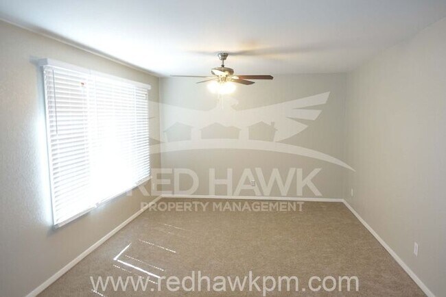 Foto del edificio - Freshly Painted Three Bedroom, Two Bathroo...