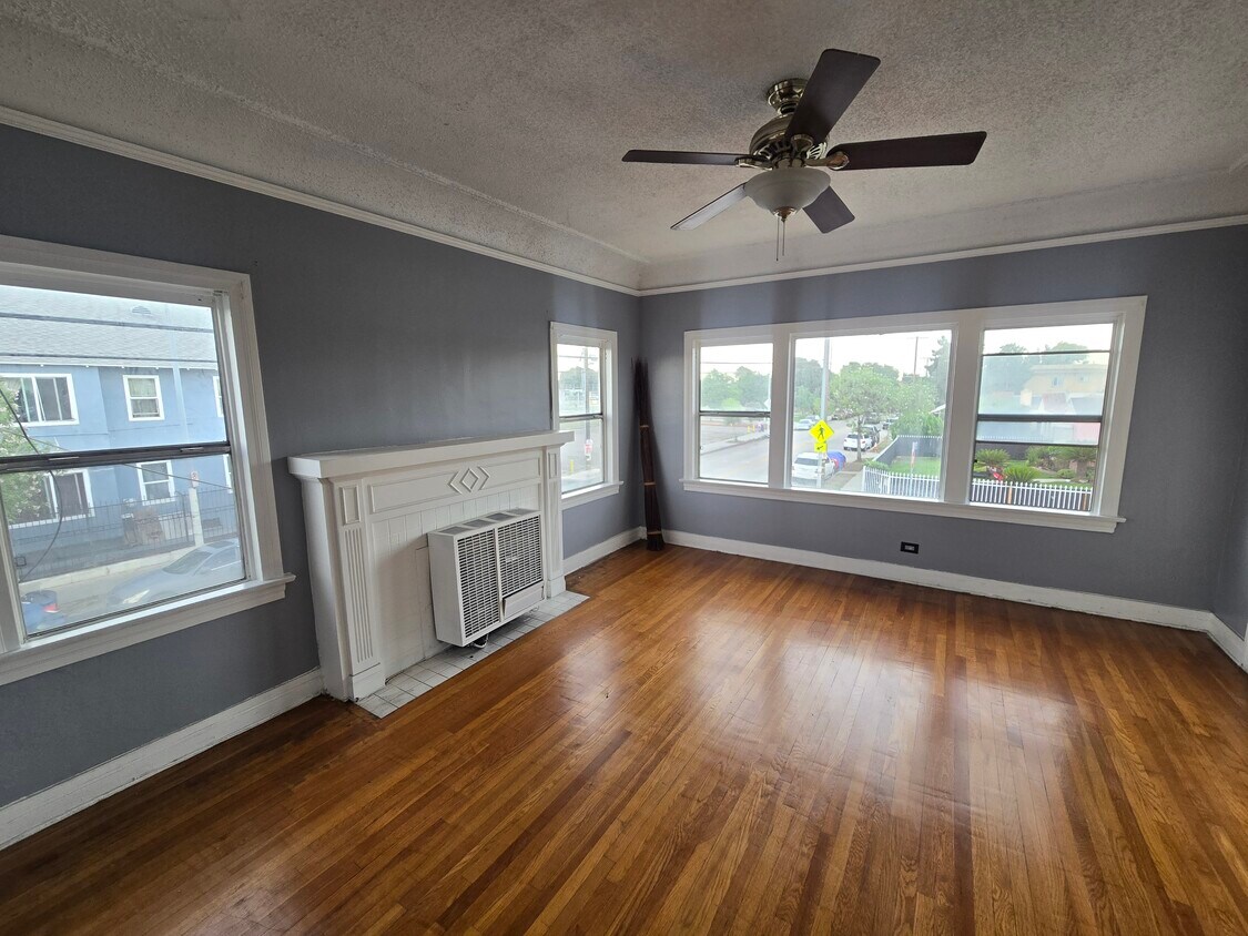 Building Photo - 337 1/2 E 49th St