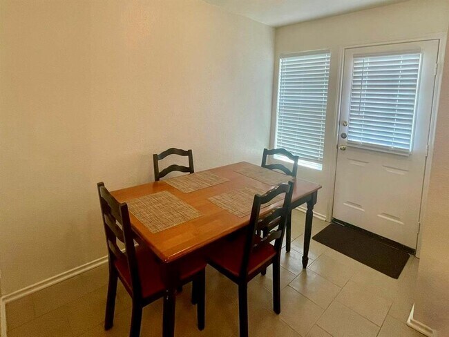 Foto del edificio - 4406 Abigail Dr