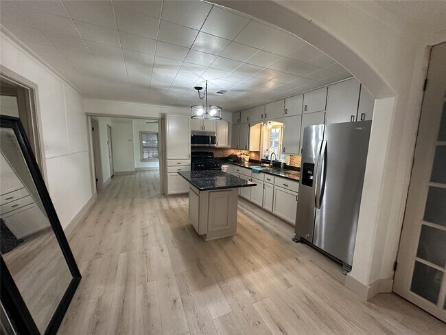 Building Photo - 1747 5th St