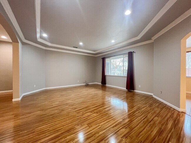 Building Photo - Spacious Single Story Three Bedroom Home