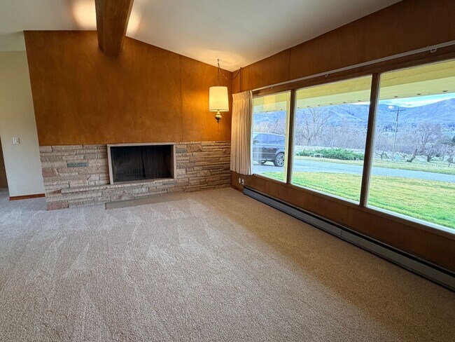 Foto del edificio - Country like setting! Spacious 3+ bed/ 1.5 bath house with garage, large yard, private deck and a...