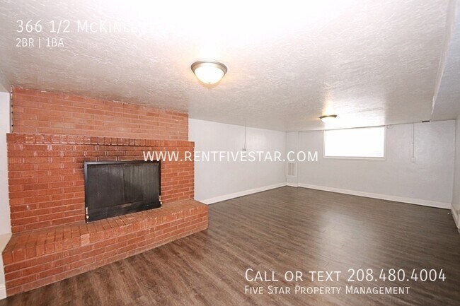 Building Photo - Spacious, Freshly Updated Apartment in a C...