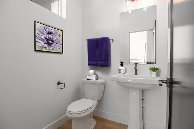 Foto del edificio - Spacious 3-Story Townhome: Inlcudes 2-Car Garage