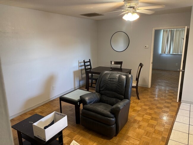 sala de estar - 1662 Drew St