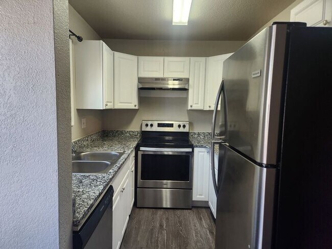 Building Photo - Spacious 3-bedroom, 2.5-bathroom Townhome