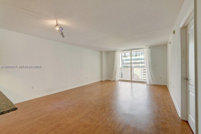 Foto del edificio - 1200 Brickell Bay Dr