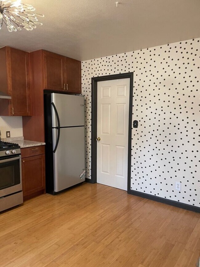 Foto del edificio - CHARMING 2 BED/1 BATH COZY COTTAGE LOCATED...