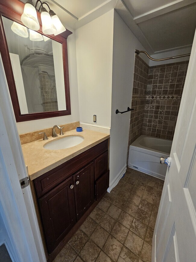 Foto del edificio - 106 Railroad Ave