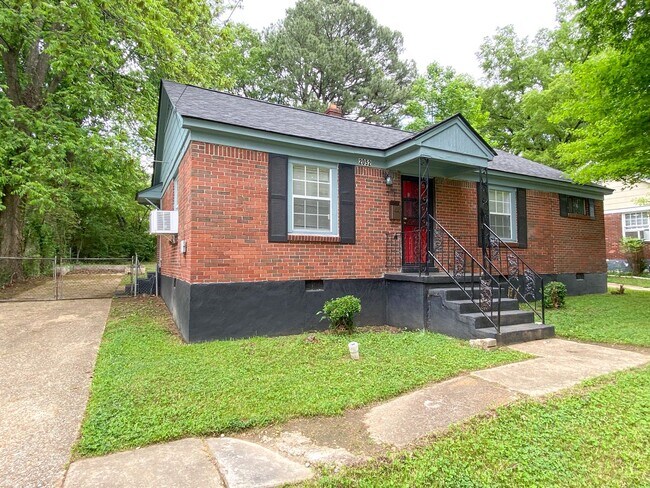 Building Photo - 3 Bedroom 2 bathroom near 240 and 55