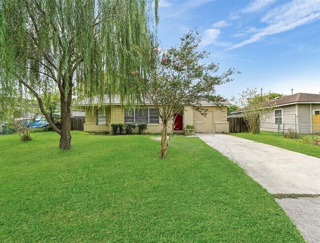 Building Photo - 1306 Briarwood Dr