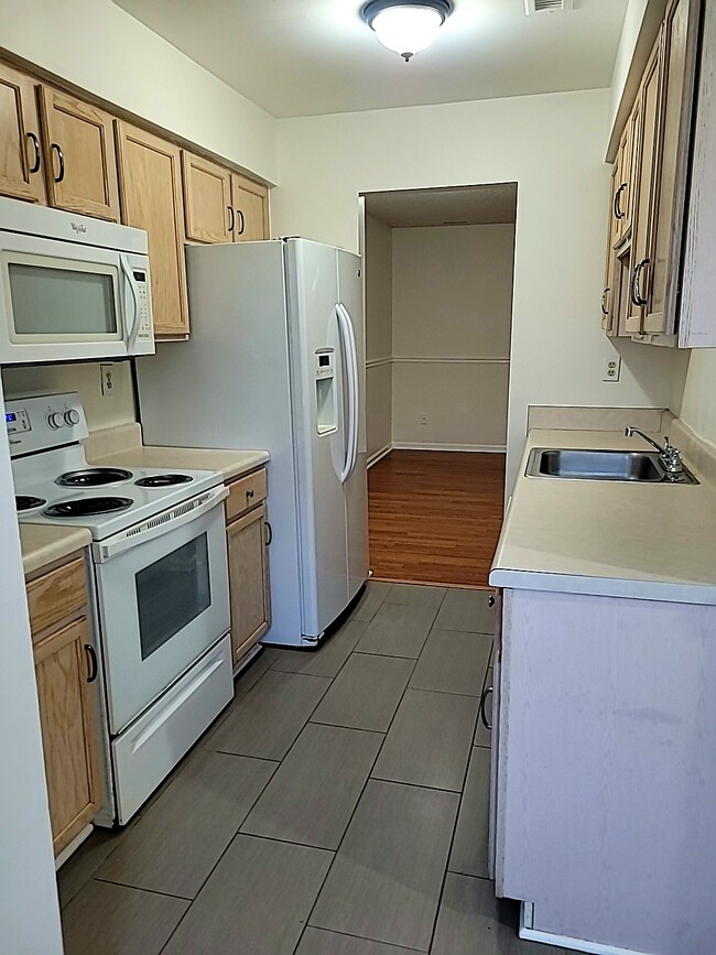 Foto del edificio - Spacious 3BR Townhome • $2,150 • Fenced Yard + Bonus Room • Prime Location