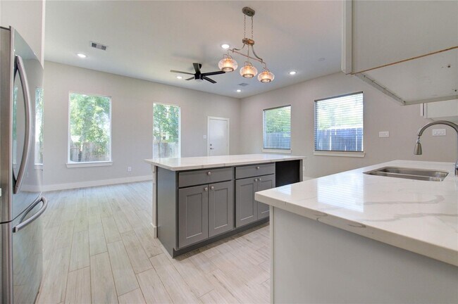 Foto del edificio - 4536 Sunflower St