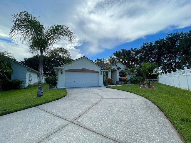 Foto del edificio - 3-bedroom plus Den 2 bath home in Water's ...
