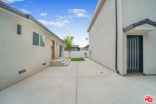 Building Photo - 6835 Yolanda Ave