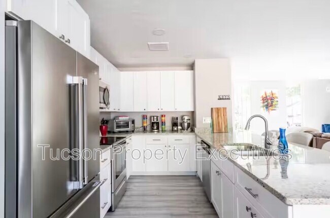 Building Photo - 5855 E 3rd St