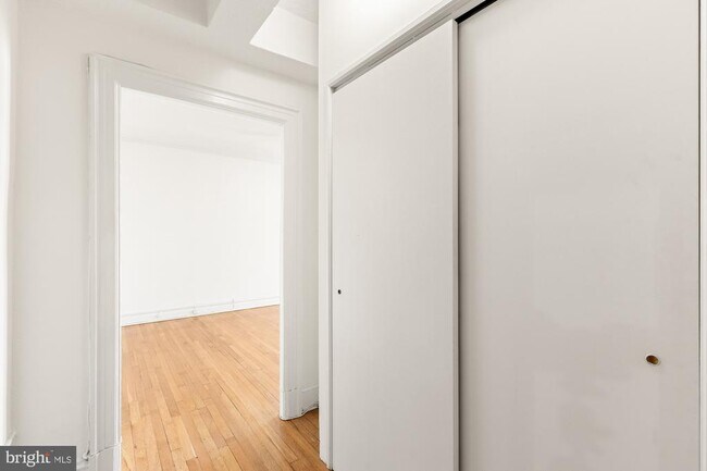 Foto del edificio - 2456 20th St NW
