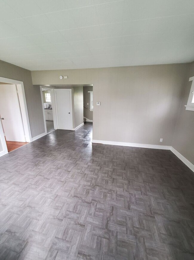 Building Photo - 3 Bedroom Single Family