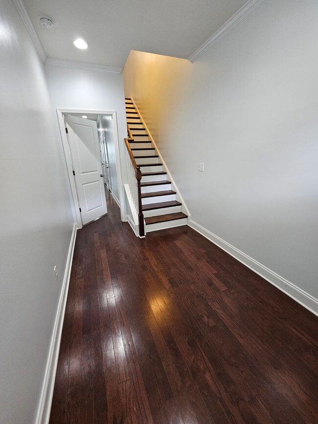 Building Photo - Superb Mt. Pleasant Townhome