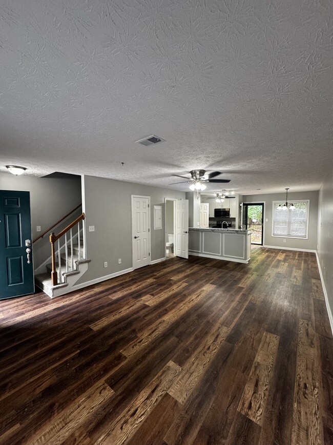 Building Photo - 637 Huntington Road