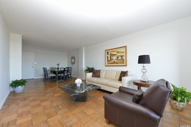 Foto del edificio - 61-20 Grand Central Pkwy