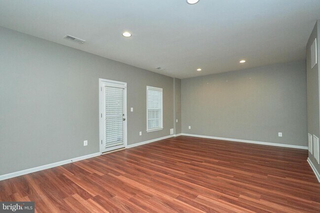 Foto del edificio - 25163 Hummocky Terrace