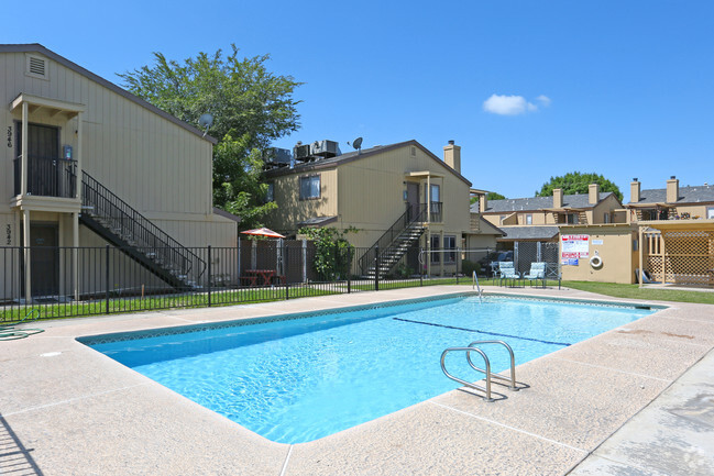 Piscina - The Courtyard Condominiums