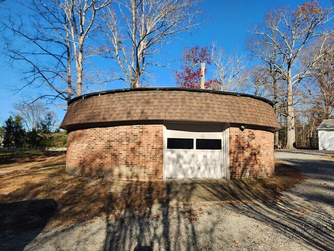 Building Photo - 4 Bedroom 2 Bath -3 Car Garage-Chestefield...