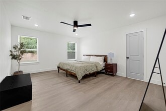 Building Photo - 1008 Danube St