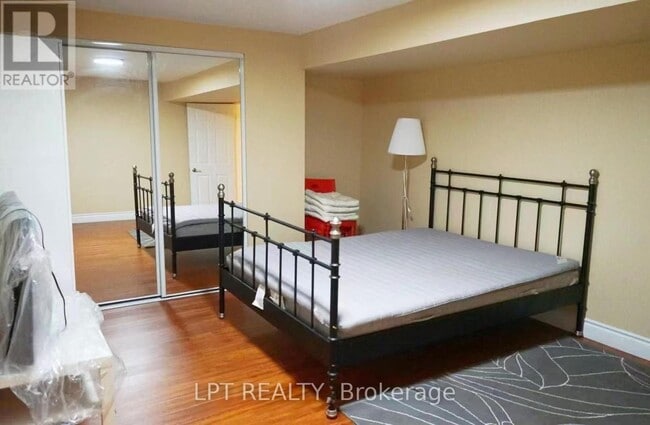 Building Photo - 14 Hazelton Ave