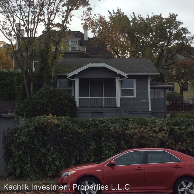 Building Photo - 2 br, 1 bath House - 3425 SW HOOD AVE